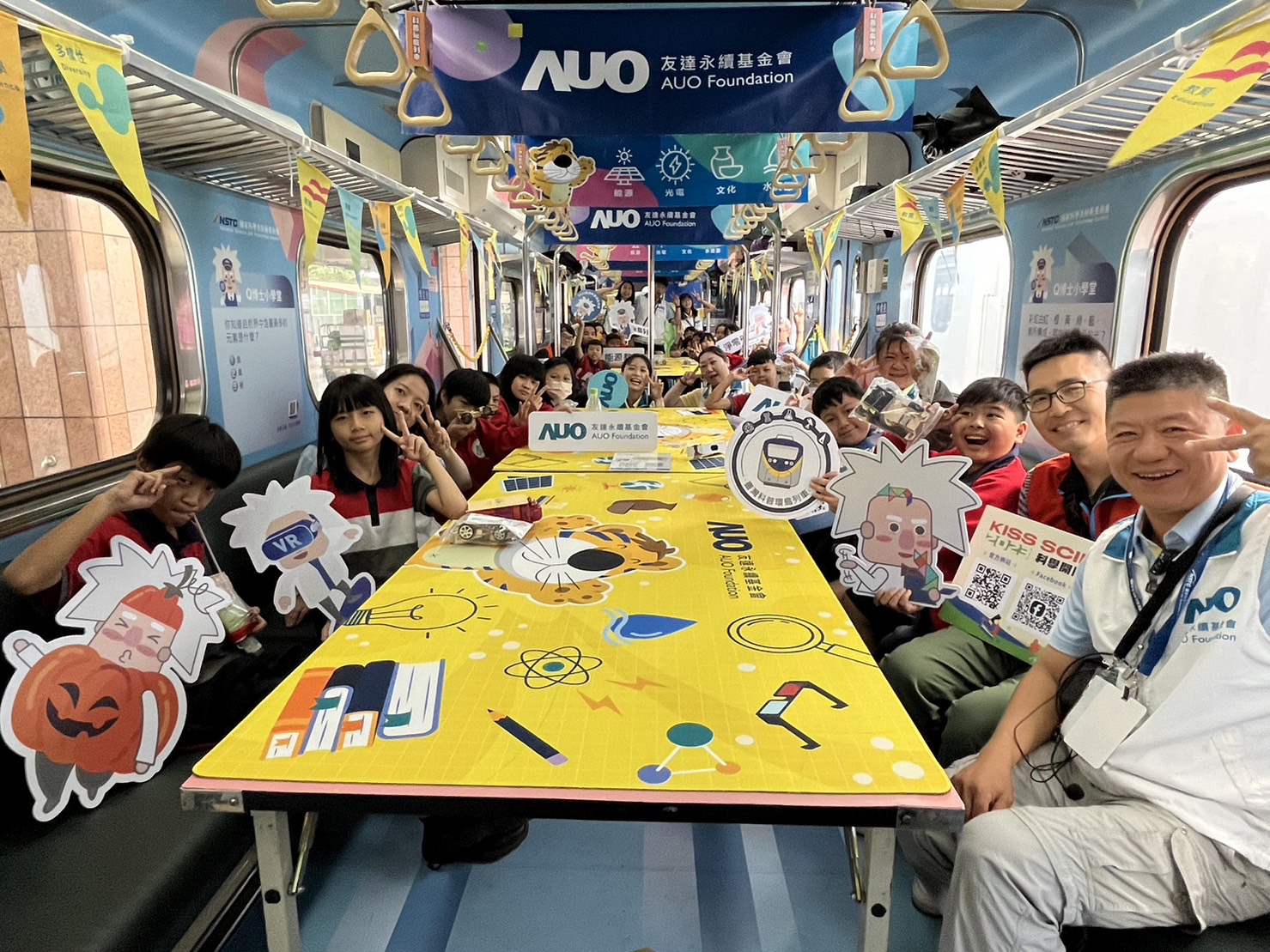 友達永續基金會參與「臺灣科普環島列車」，設計基礎科學車廂課程，以「淨零碳排和永續能源」為主題，讓學生透過創意實驗認識淨零知識，以及思考生活中的減碳行為