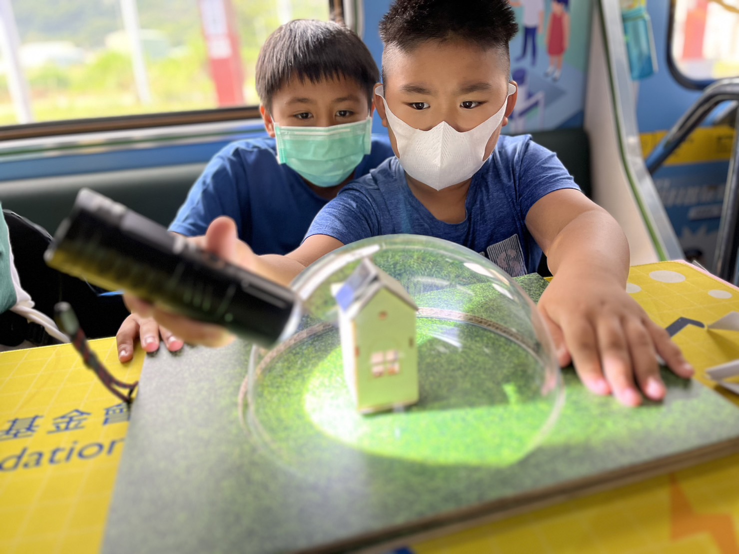 友達參與基礎科學主題車廂，以STEAM教學精神，設計「逐日科學家」、「太陽能工程師」以及「淨零建築師」三大能源科普課程和實驗
