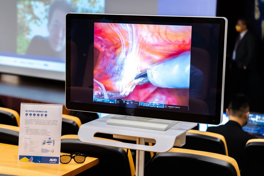 達擎於「國際大腸直腸外科論壇」中，成功導入達文西外接3D影像解決方案。透過達擎即時影像處理技術轉換為成1080p的高解析度畫質，將3D擬真畫面即時呈現於32吋4K 3D醫療顯示器