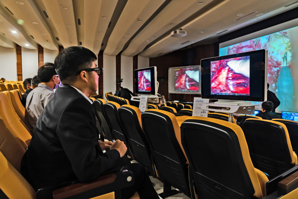 達擎之「達文西外接3D影像解決方案」，將達文西手術機器手臂的3D影像即時連線轉播，在會議室觀摩的醫師們只要戴上偏光眼鏡，就能與執刀醫師看到同步的3D立體影像，如臨操作台現場，縮短達文西手術的學習曲線