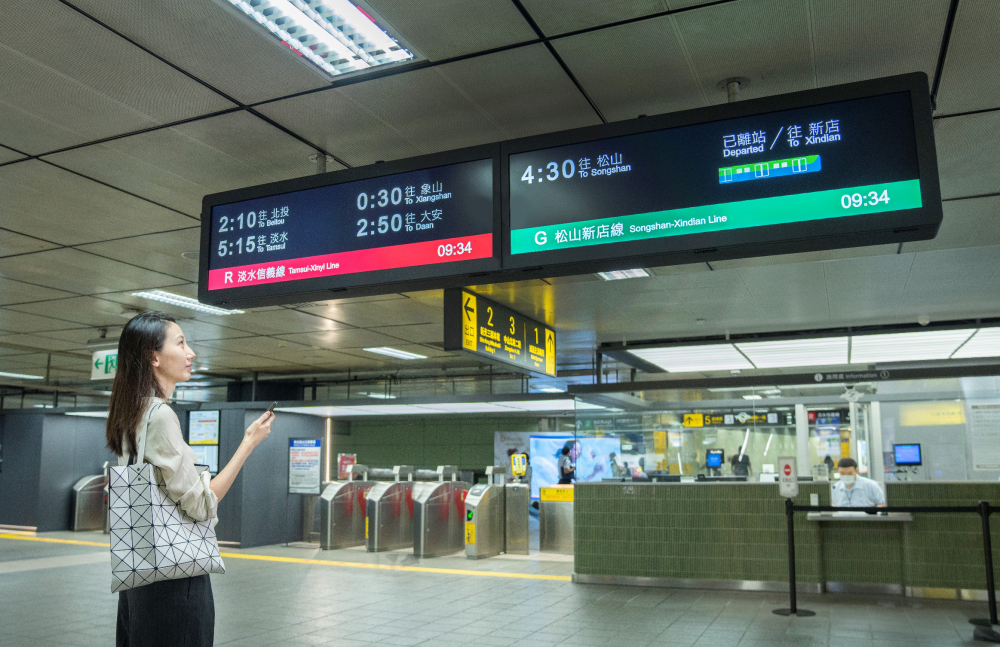 達擎TARTAN顯示器的特殊長條型比例非常適合空間與高度有限的大眾運輸場域應用，具備工業等級高品質、高亮度、高解析與高色彩飽和度等優勢，打造都會智能車站新風貌。