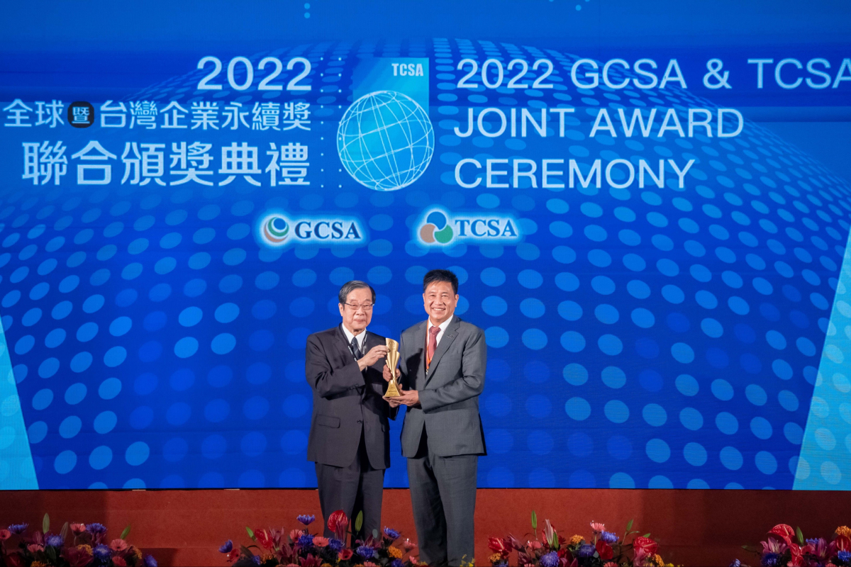 友達光電深耕永續經營、致力落實ESG作為，榮獲台灣企業永續獎及全球永續獎共計9項大獎，由考試院院長黃榮村(左)頒獎，友達光電董事長暨執行長彭双浪(右)代表領獎