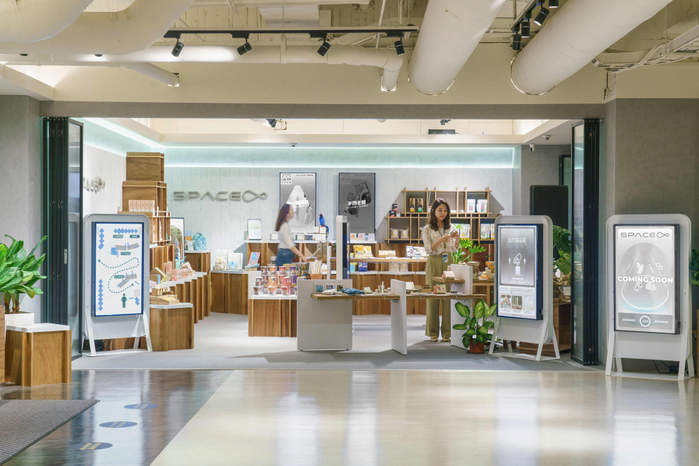友達打造永續選物商店，展示社企及社創商品，結合創利空間所開發的智慧零售系統，整合多元產品資訊，讓無人商店扮演公益行動的推手