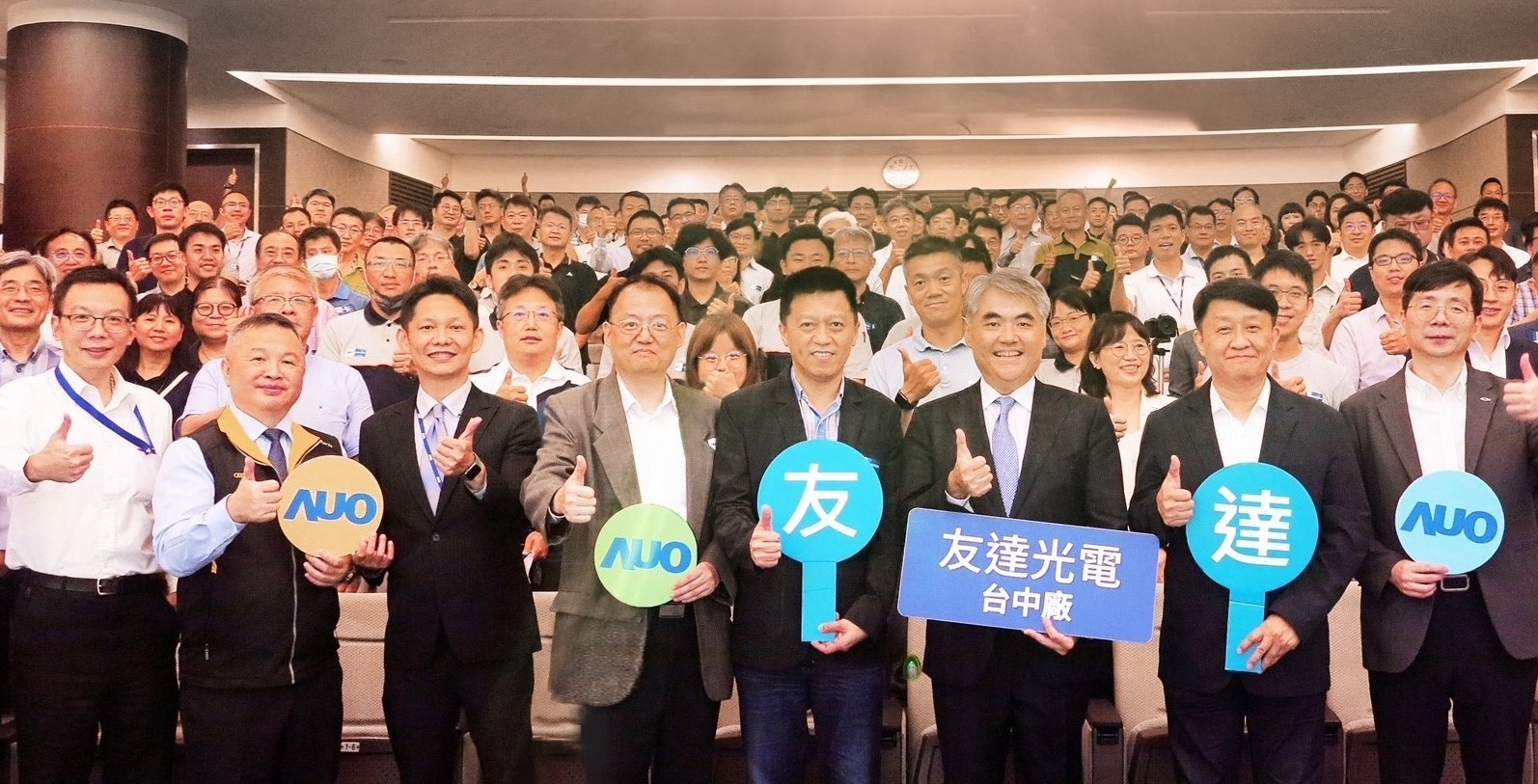 友達以太陽能解決方案領航者，跨足建築領域，4日在台中廠區舉辦「光電建築一體化研討會」，邀請產業先驅共同推動綠化，打造新一代智慧綠建築。