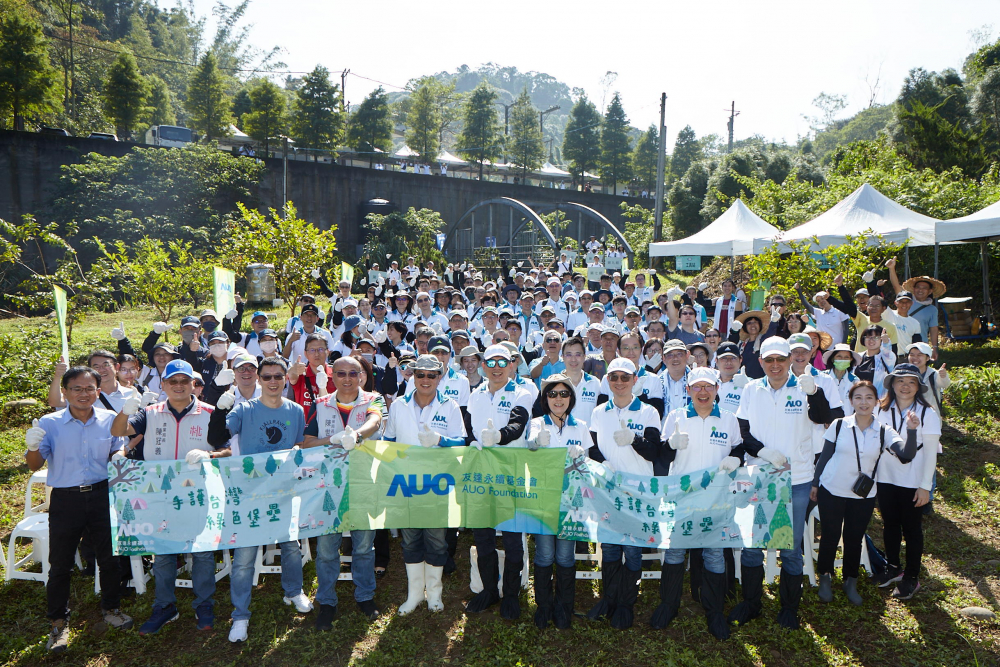 友達永續基金會集結超過200位志工，攜手移除外來入侵種小花蔓澤蘭，守護霄裡溪生物多樣性