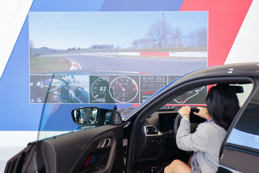顧客按下虛擬Engine Start按鈕，啟動預選車款的引擎聲浪，螢幕同時呈現德國紐柏林賽道的試駕畫面，坐進車內一秒化身駕駛員馳騁奔騰