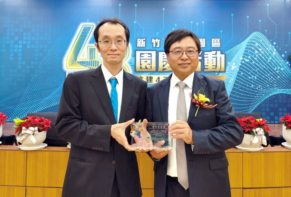 友達60吋高透明度Micro LED顯示器榮獲2023竹科創新產品獎，由友達光電顯示產品研發總部副總經理吳仰恩(左)代表領獎
