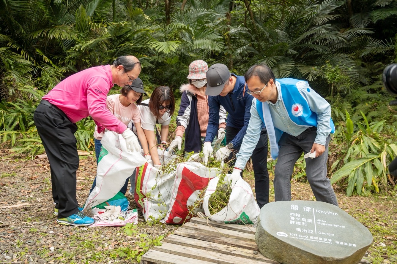 為共同守護在地物種，友達永續基金會號召志工認識並移除「綠癌」: 外來入侵種小花蔓澤蘭