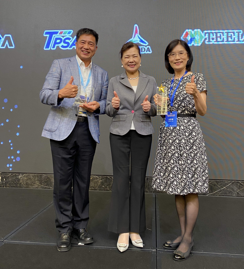 友達致力推動永續發展，於Touch Taiwan2024以3R策略貫穿Display、ESG展位實現綠色展覽目標之成果，Display展位獲綠色裝潢設計鑽質獎最高榮譽，ESG同獲金質獎殊榮。由經濟部長王美花（中）親自頒予友達光電董事長彭双浪（左）、友達光電永續長古秀華（右）