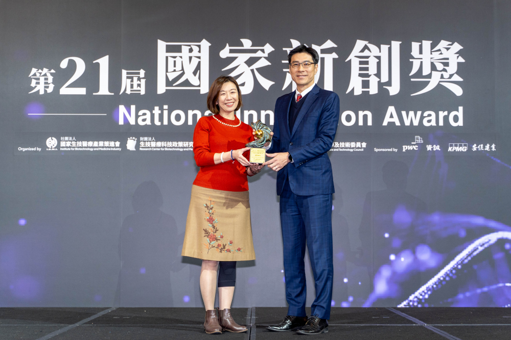 友達旗下子公司友達耘康與達擎分別以「中醫數位化檢測解決方案」及「寬視角3D醫療顯示器」獲得第二十一屆國家新創獎「智慧醫療與健康科技」類別的「企業新創獎」與「國家新創精進獎」兩項殊榮。圖左為衛生福利部政務次長林靜儀、圖右為友達光電智慧醫療事業群總經理廖世宏