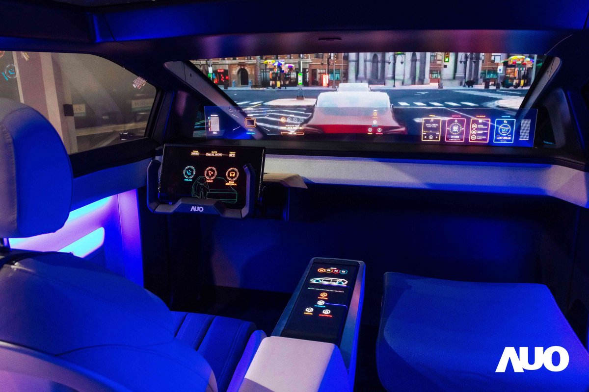 友達新一代智慧座艙Smart Cockpit 2025的Micro LED創新顯示應用中，47.5吋無界透明顯示介面與14.3吋多變形態中控顯示，兩項產品獲得2025智慧顯示應用大賞的智慧移動獎，提供全新的人機互動體驗