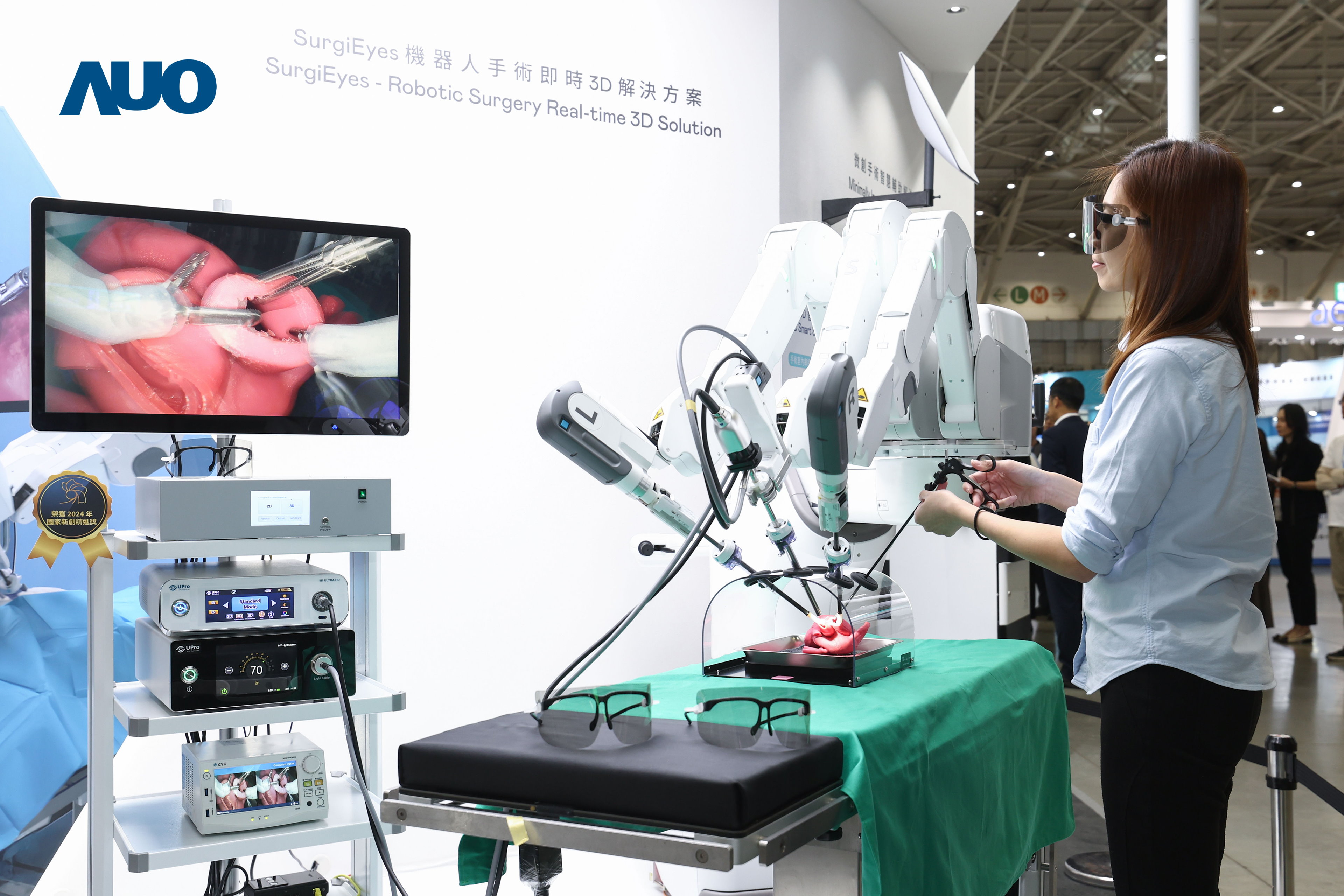 達擎以領先的3D顯示技術推出「SurgiEyes機器人手術即時3D解決方案」，整合先進3D影像處理與獨家3D垂直寬視角、廣色域的顯示技術，手術團隊可即時同步主刀醫師視角看到清晰3D影像，提升溝通效率與安全性。